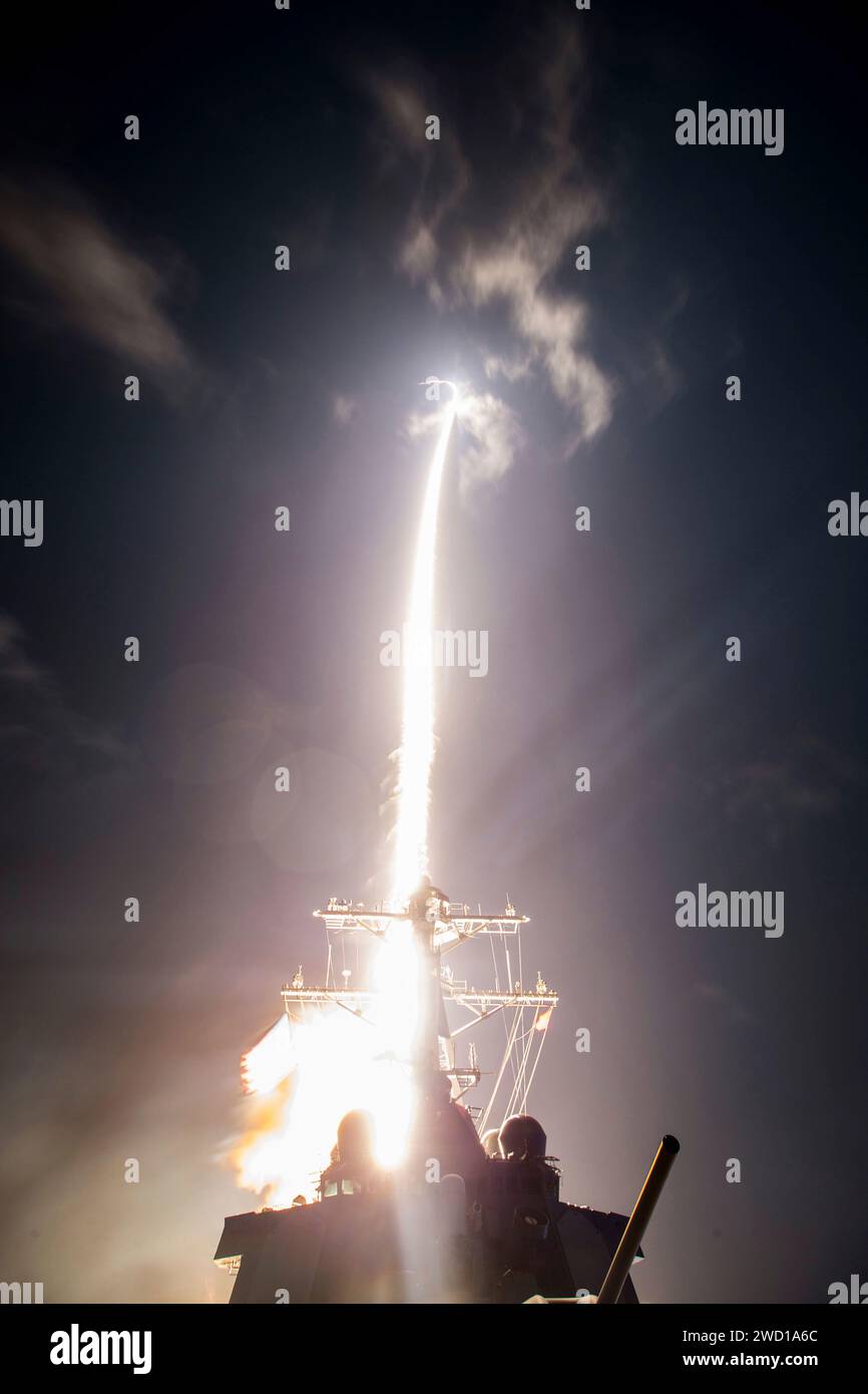 Uno Standard Missile-3 Block IIA viene sparato a bordo del cacciatorpediniere guidato USS John Paul Jones. Foto Stock