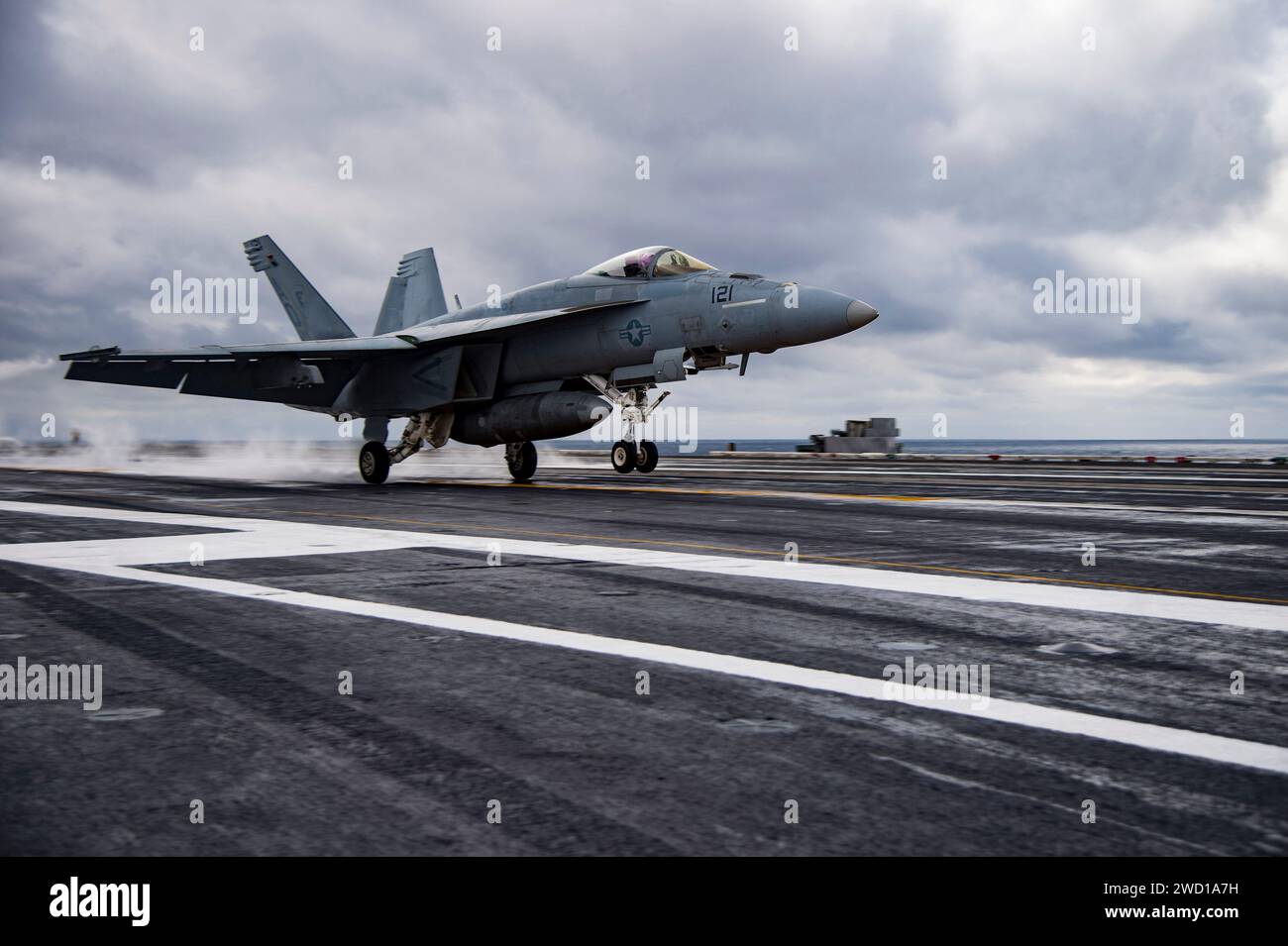 Un F/A-18E Super Hornet conduce un atterraggio touch-and-go a bordo della USS Dwight D. Eisenhower. Foto Stock