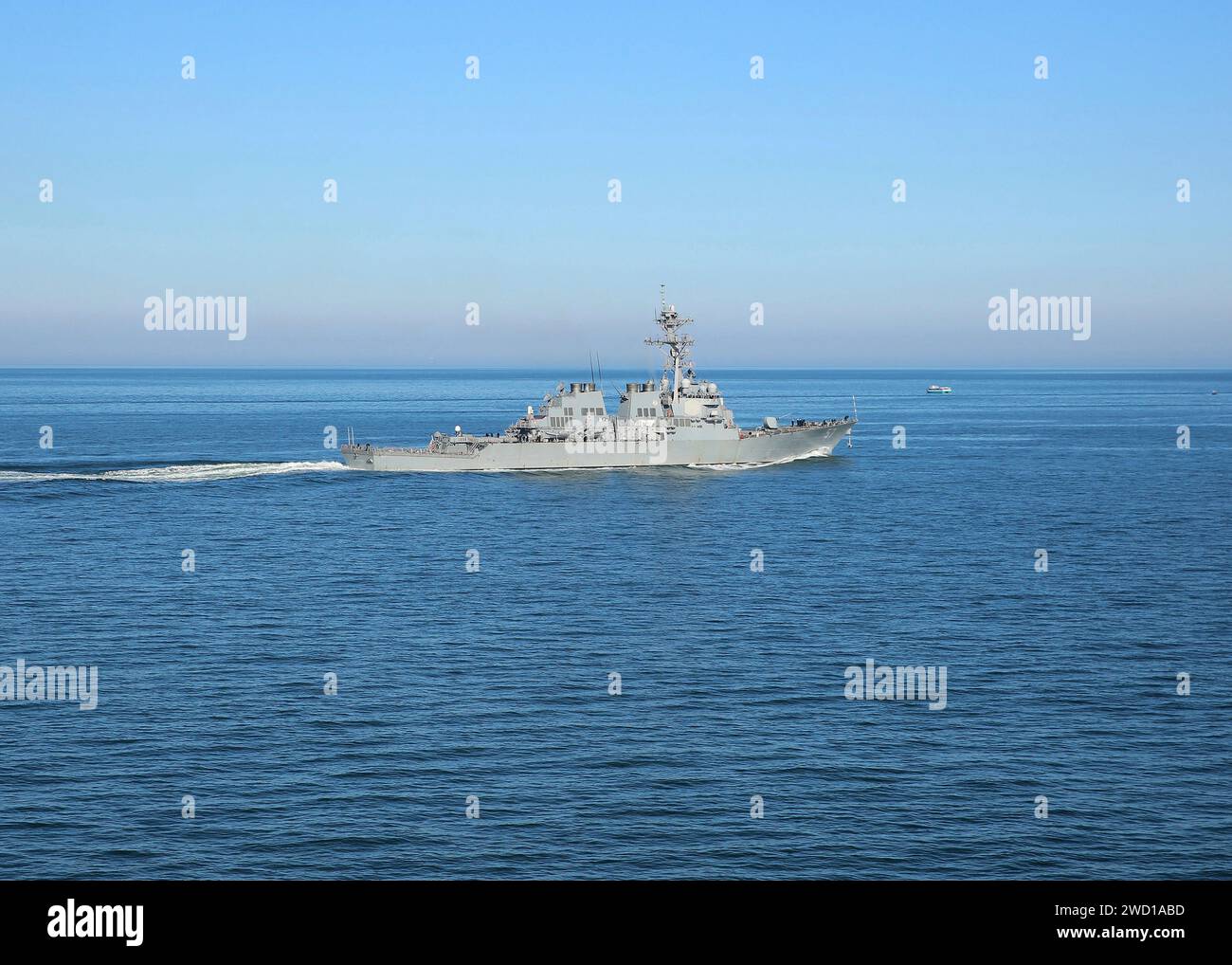 Il cacciatorpediniere a missili guidati USS Mitscher transita nell'Oceano Atlantico. Foto Stock