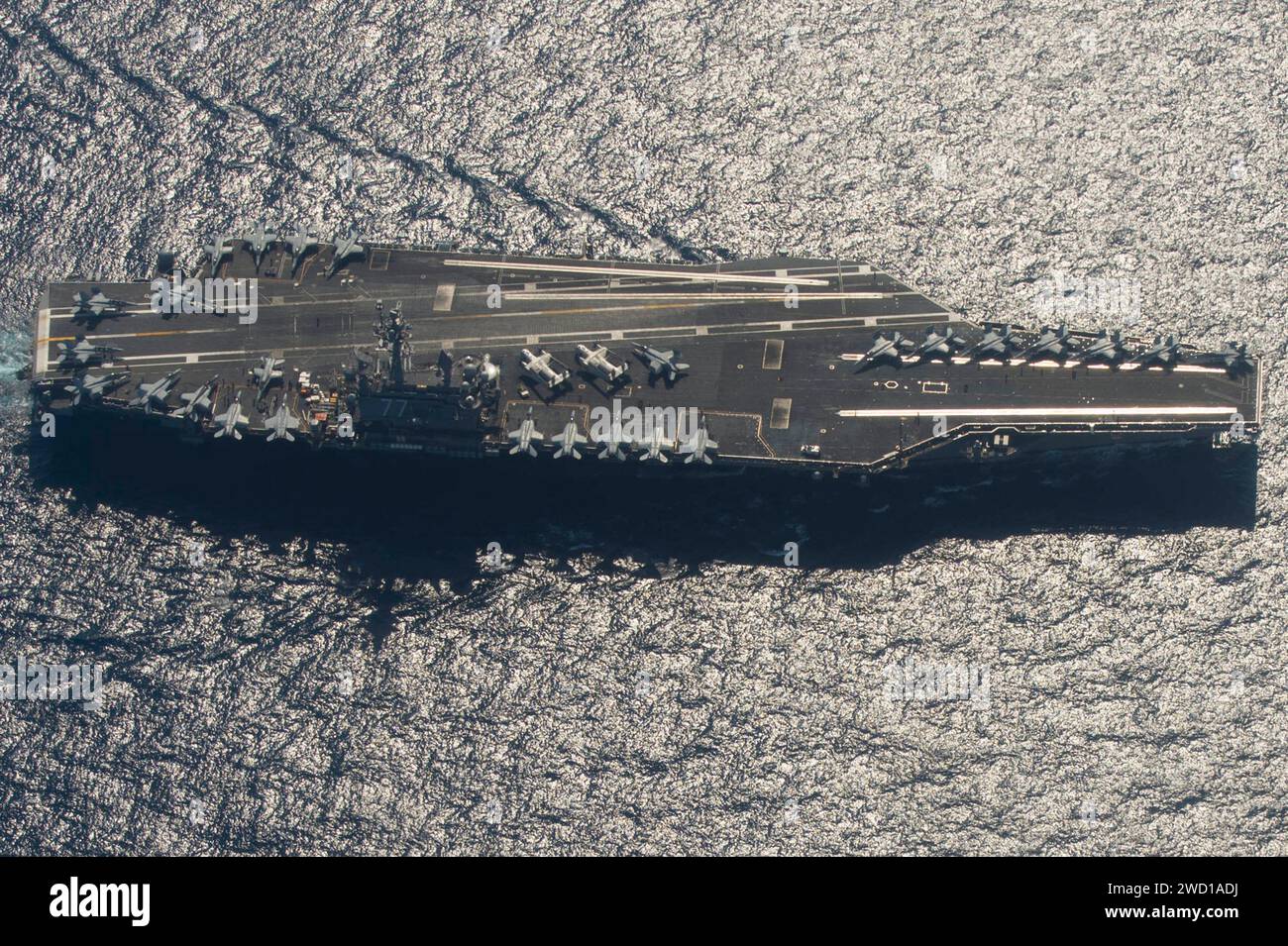 21 febbraio 2017 - la portaerei USS George H.W. Bush transita nel Mar Mediterraneo mentre esegue operazioni di volo a supporto dell'Operatio Foto Stock