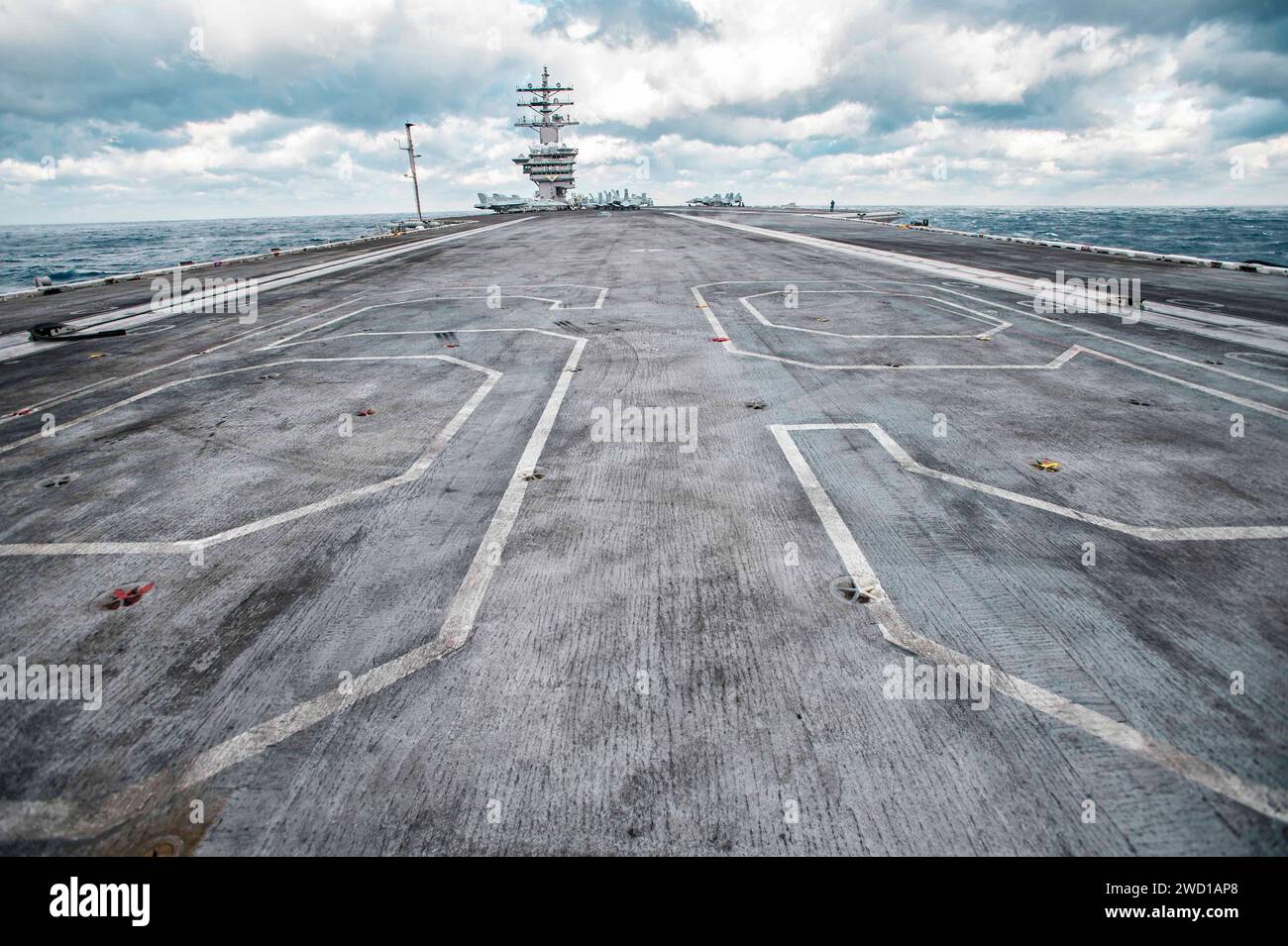 La portaerei USS Dwight D. Eisenhower (CVN 69) transita nell'Atlantico. Foto Stock