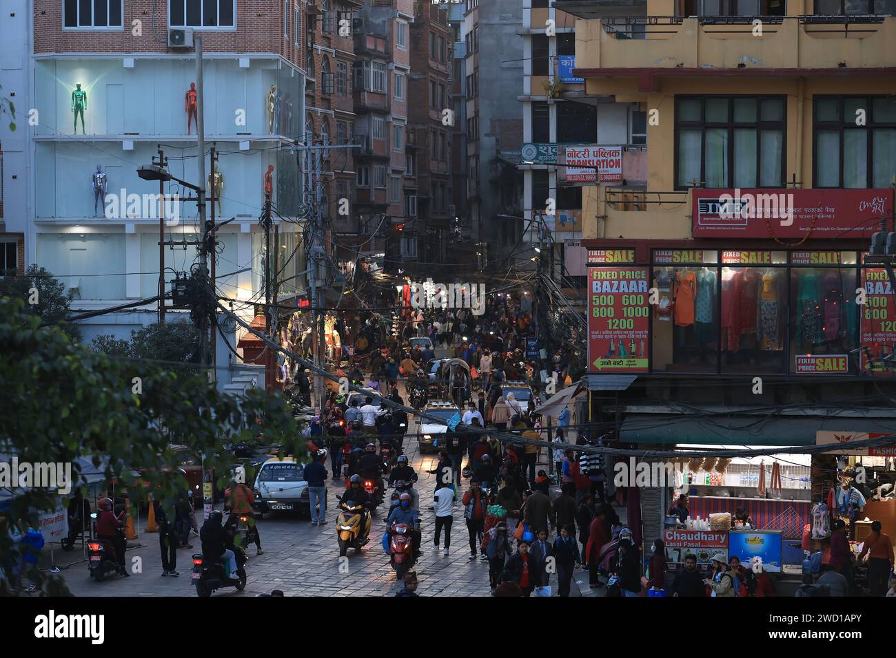 Kathmandu, Nepal - 22 novembre 2023: Passeggiata locale attraverso la strada in un'area non turistica. La città vecchia di Kathmandu è la capitale e la città più popolosa del NEP Foto Stock