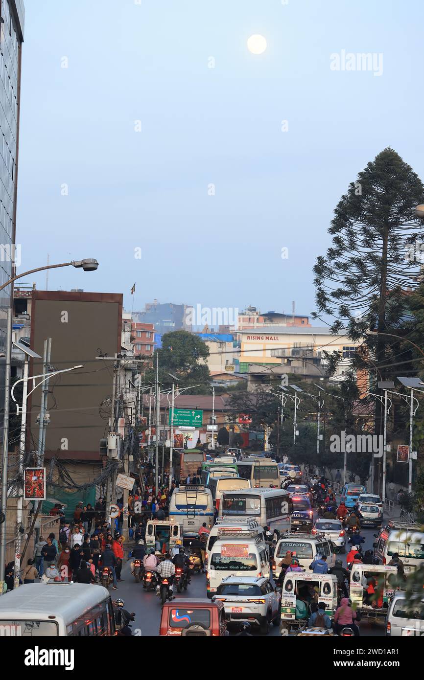 Kathmandu, Nepal - 22 novembre 2023: Passeggiata locale attraverso la strada in un'area non turistica. La città vecchia di Kathmandu è la capitale e la città più popolosa del NEP Foto Stock