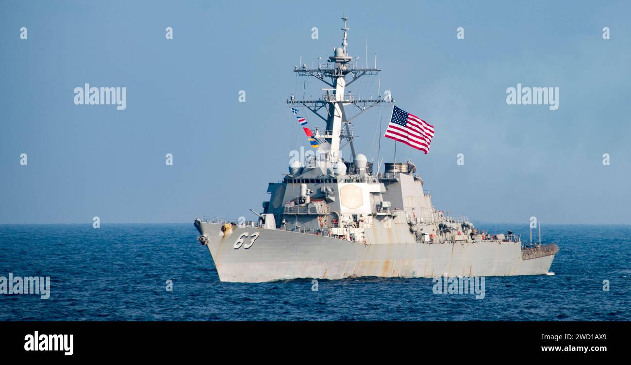 Il cacciatorpediniere guidato-missile classe Arleigh Burke USS Stethem. Foto Stock