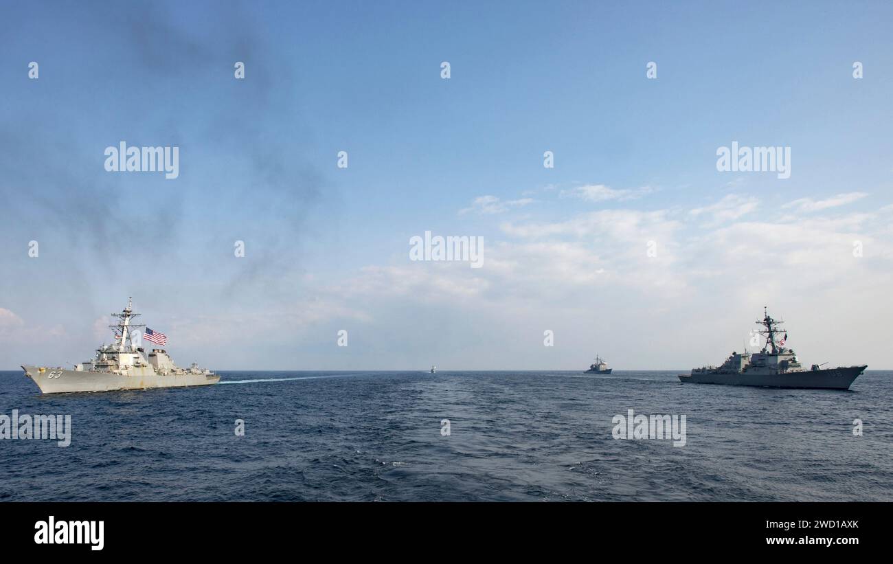 Cacciatorpediniere con missili guidati USS Stethem e USS Wayne E. Meyer durante l'esercitazione Foal Eagle. Foto Stock