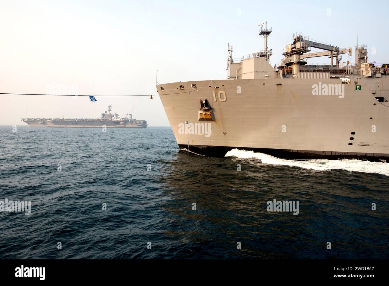 La USS Carl Vinson transita nell'oceano, con la USS Lake Champlain sullo sfondo. Foto Stock