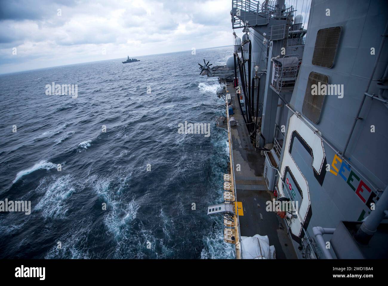 La USS Bonhomme Richard si schiera dietro il cacciatorpediniere JS Sazanami della Japan Maritime Self-Defense Force. Foto Stock