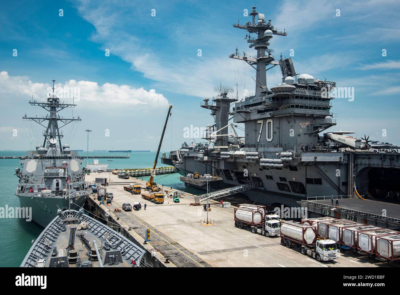 La USS Carl Vinson, la USS Wayne E. Meyer e la USS Lake Champlain sono ormeggiate a pierside a Singapore. Foto Stock