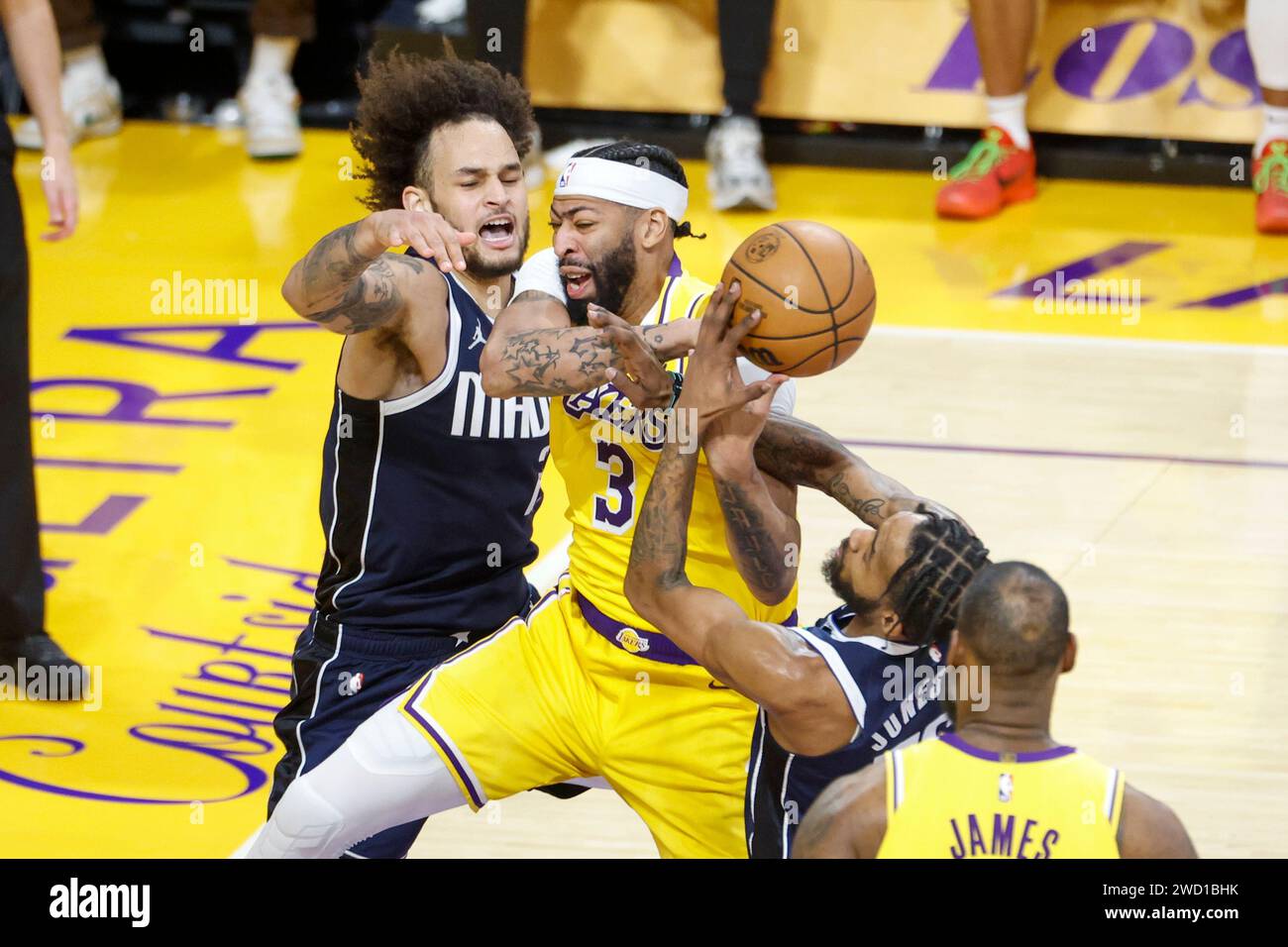 Los Angeles, Stati Uniti. 17 gennaio 2024. Anthony Davis (C) dei Los Angeles Lakers, Dereck Lively II (L) dei Dallas Mavericks e Derrick Jones Jr. (R) visto in azione durante la partita di pallacanestro NBA tra i Los Angeles Lakers e i Dallas Mavericks al Crypto.com Arena. Punteggio finale; Los Angeles Lakers 127:110 Dallas Mavericks. (Foto di Ringo Chiu/SOPA Images/Sipa USA) credito: SIPA USA/Alamy Live News Foto Stock