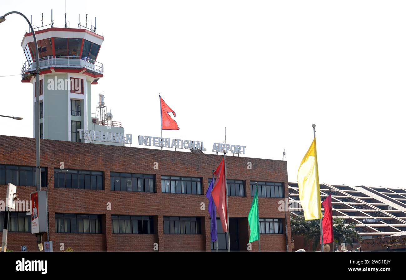 Kathmandu, Nepal - 22 novembre 2023: La torre di controllo del traffico aeroportuale in aeroporto. L'aeroporto internazionale Tribhuvan è solo un aeroporto internazionale i Foto Stock