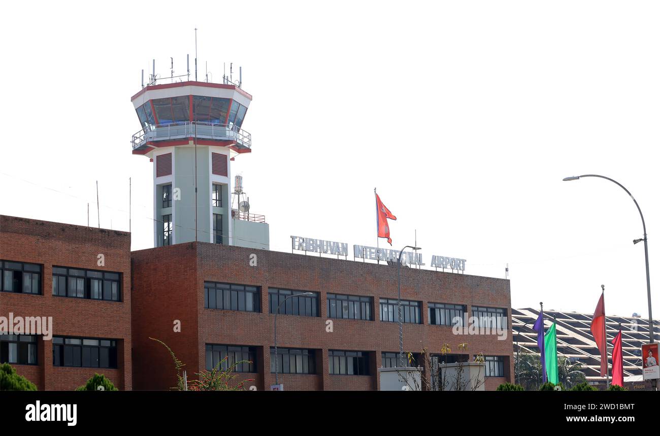 Kathmandu, Nepal - 22 novembre 2023: La torre di controllo del traffico aeroportuale in aeroporto. L'aeroporto internazionale Tribhuvan è solo un aeroporto internazionale i Foto Stock