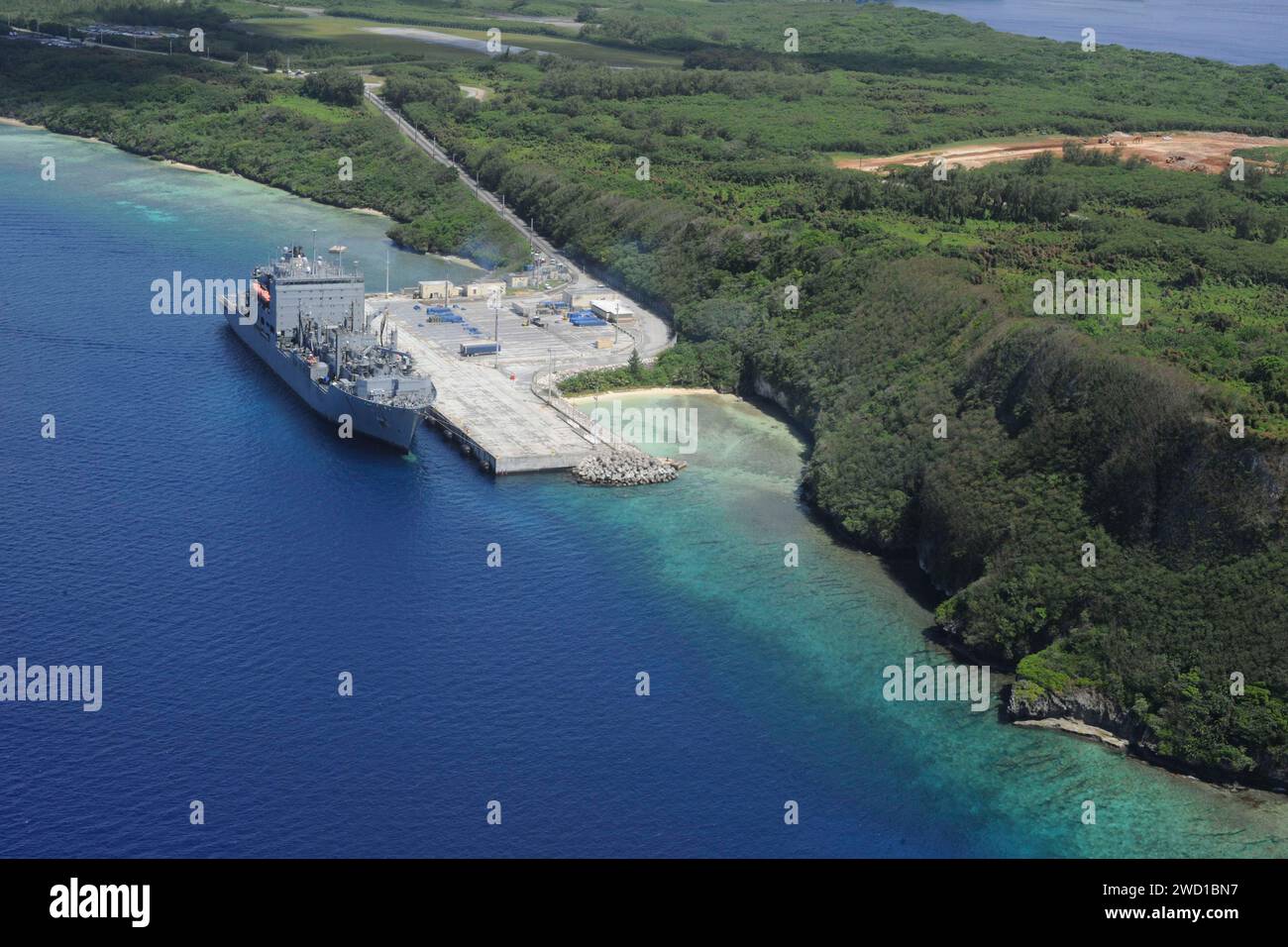 La nave di preposizionamento USNS 1° tenente Jack Lummus siede pierside al Romeo Pier a Guam. Foto Stock