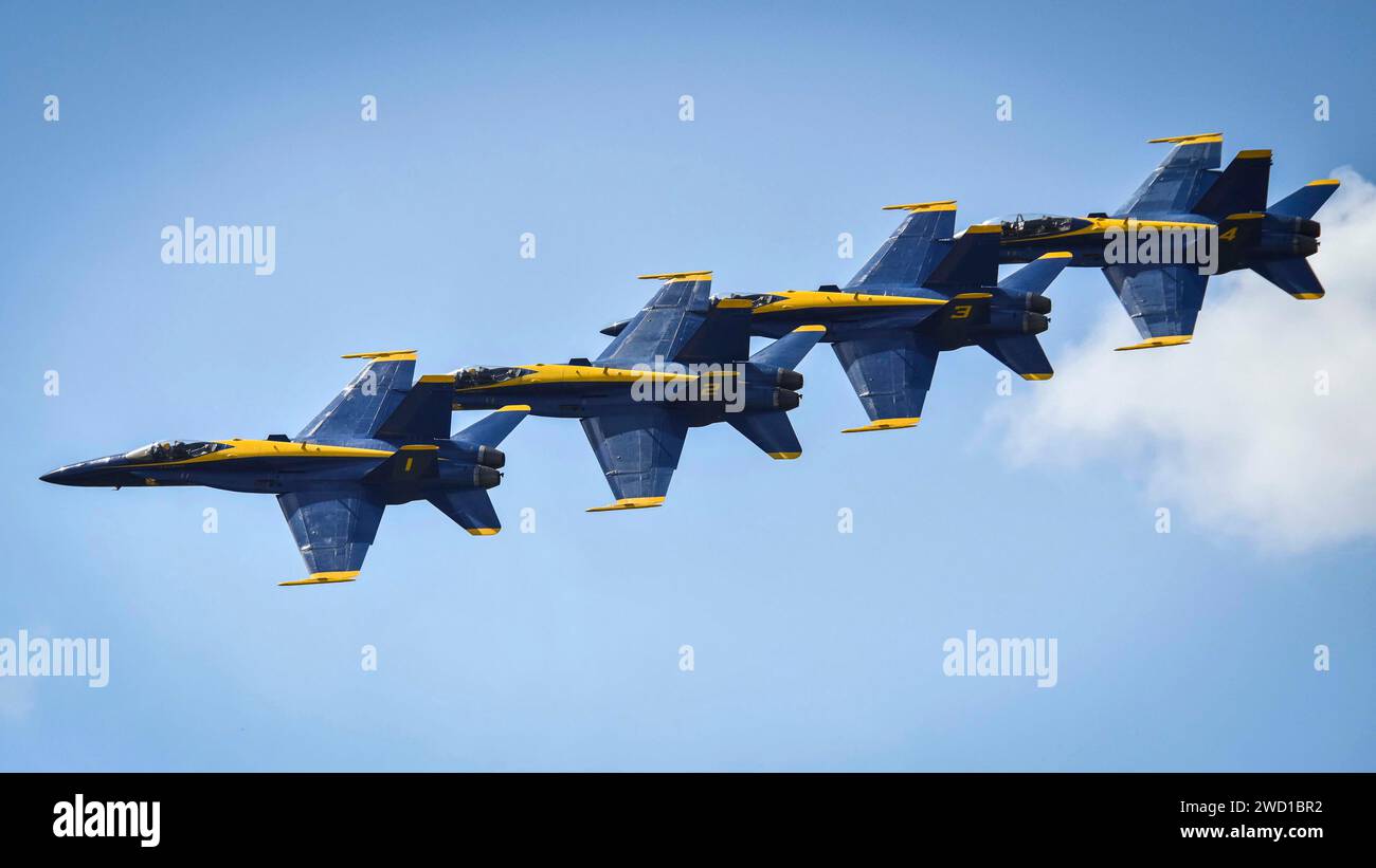 La squadra dimostrativa di volo della Marina degli Stati Uniti, i Blue Angels, vola in formazione. Foto Stock