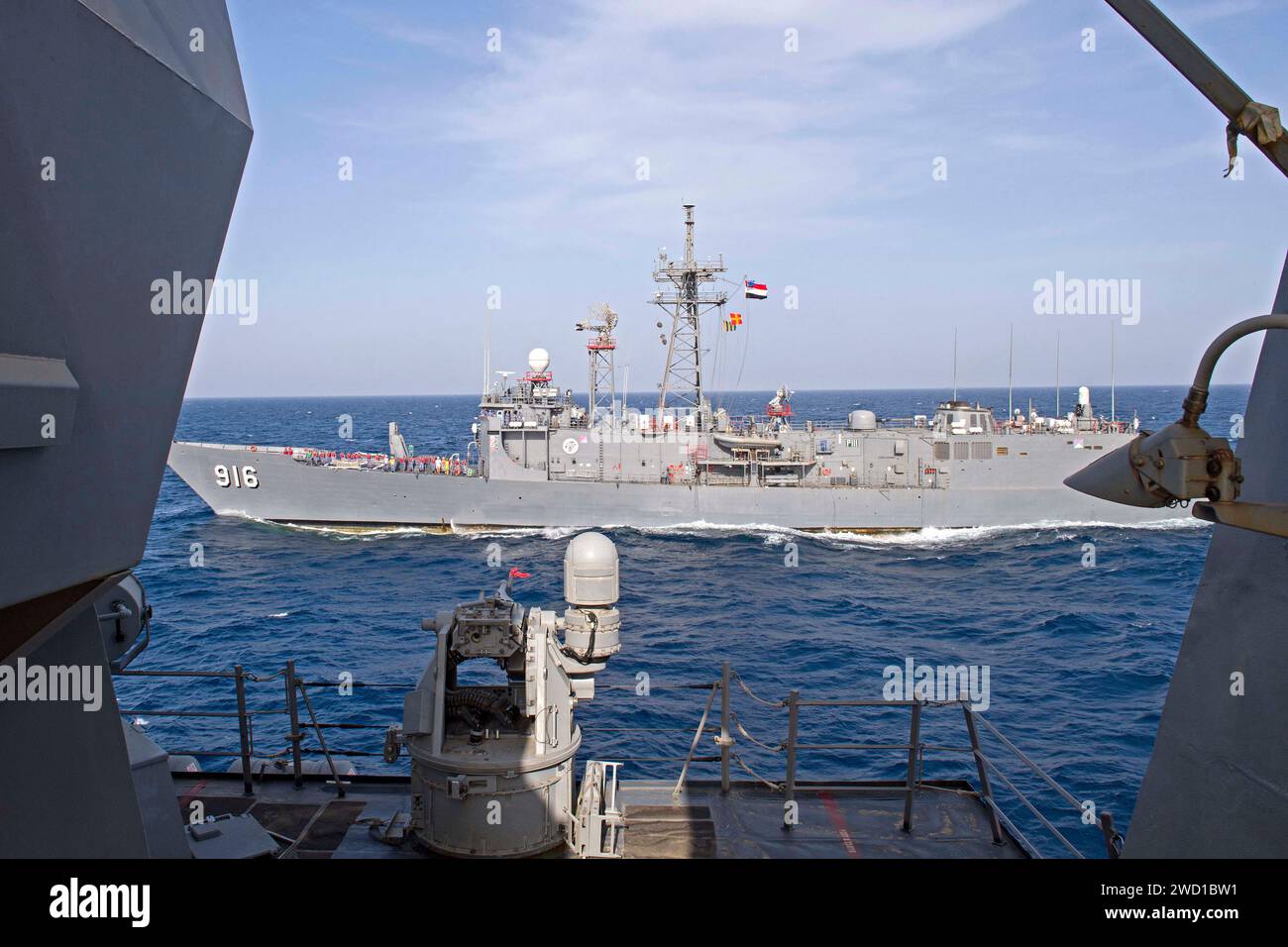 La fregata egiziana ENS Taba si avvicina al cacciatorpediniere USS Truxtun. Foto Stock