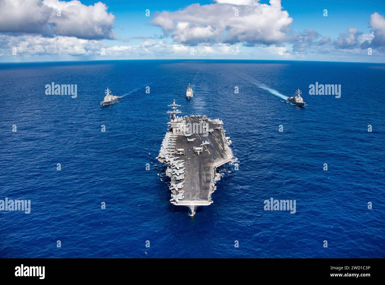 Formazione di navi della Marina degli Stati Uniti che transitano nell'Oceano Pacifico occidentale. Foto Stock