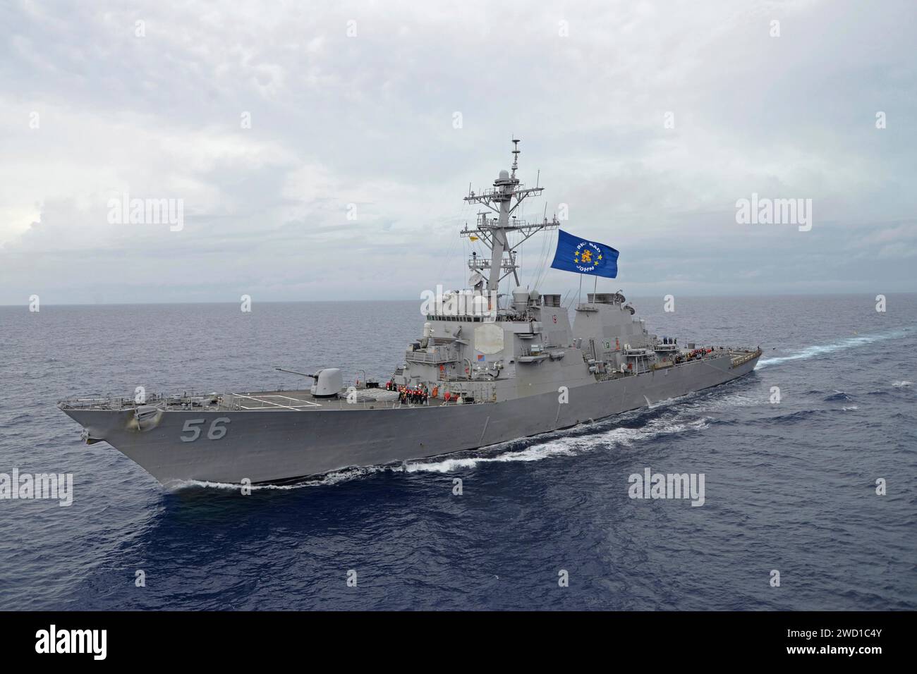 USS John S. McCain in corso nel Mare delle Filippine. Foto Stock