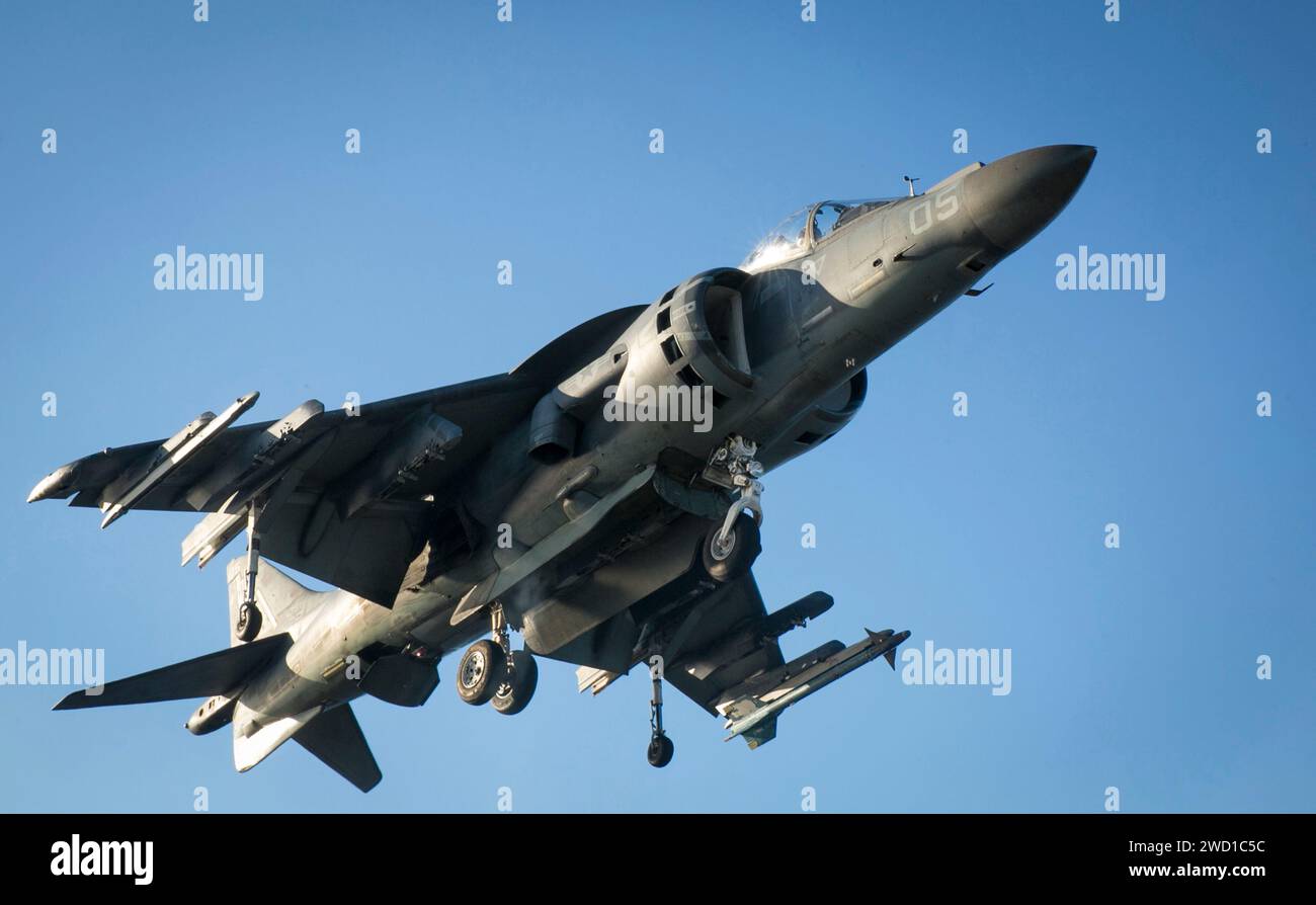 Un aereo AV-8B Harrier a decollo corto verticale si prepara ad atterrare. Foto Stock