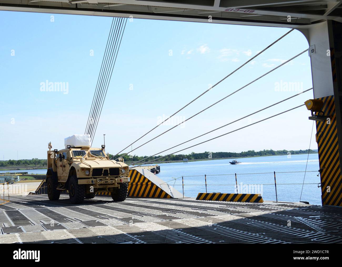 Un veicolo protetto da imboscate resistente alle mine viene caricato sulla nave Liberty Passion. Foto Stock