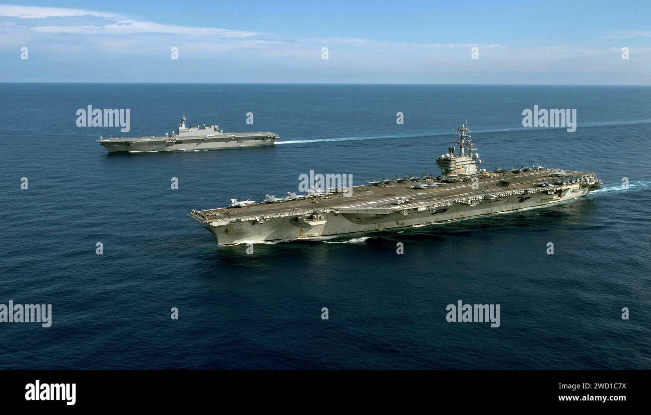 USS Ronald Reagan e il cacciatorpediniere JS Izumo della Japan Maritime Self-Defense Force. Foto Stock