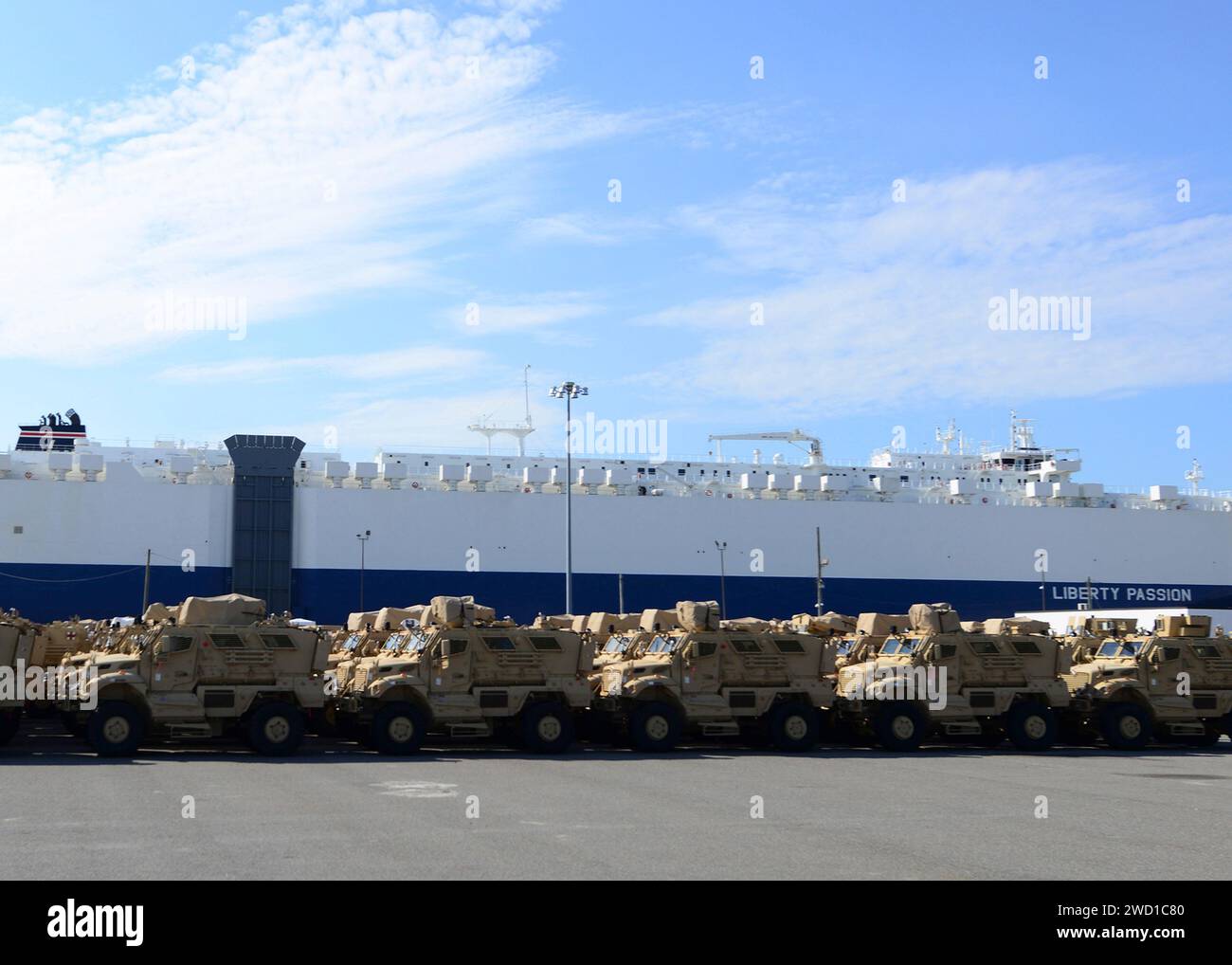 I veicoli protetti da imboscate resistenti alle mine sono pronti per essere caricati. Foto Stock