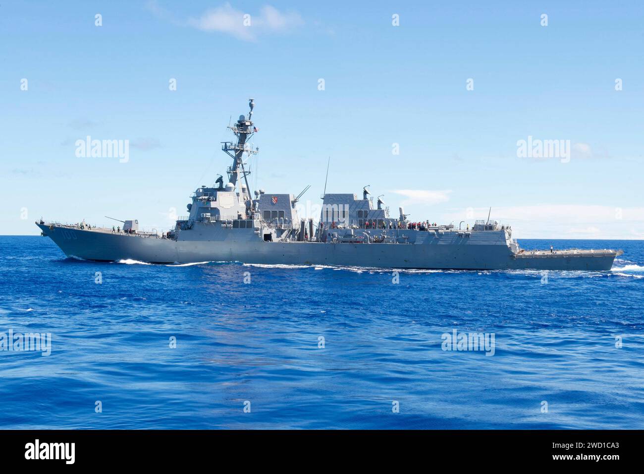 Il cacciatorpediniere guidato USS Kidd transita nell'Oceano Pacifico. Foto Stock