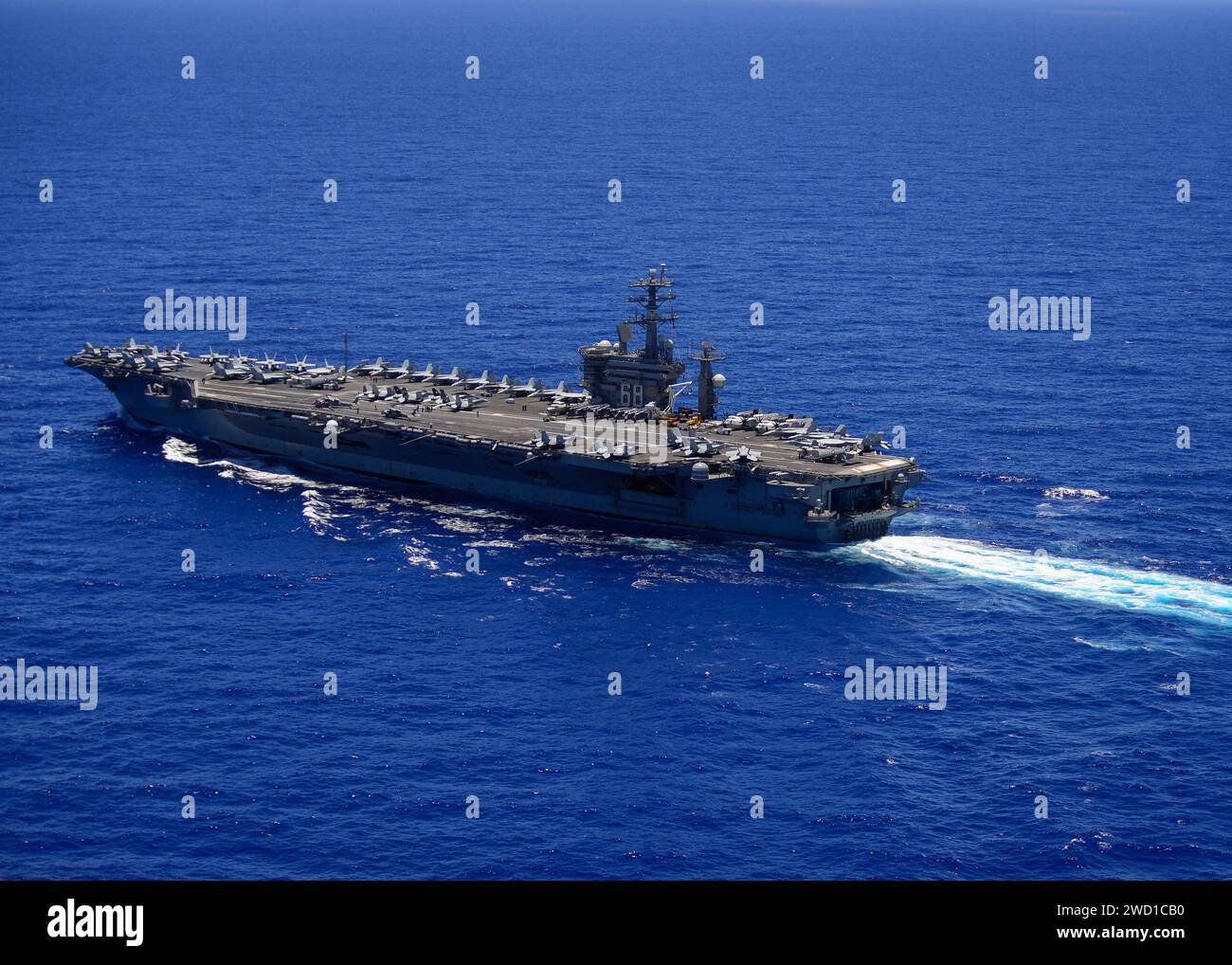La portaerei USS Nimitz transita nell'Oceano Pacifico. Foto Stock