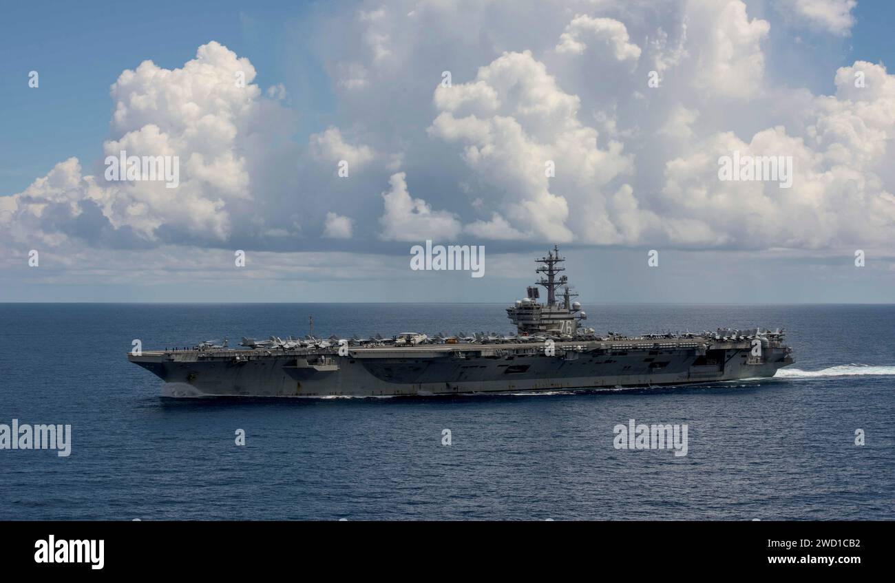 Oceano Pacifico (26 giugno 2017) la portaerei USS Ronald Reagan (CVN 76) pattuglia il Pacifico occidentale. Foto Stock