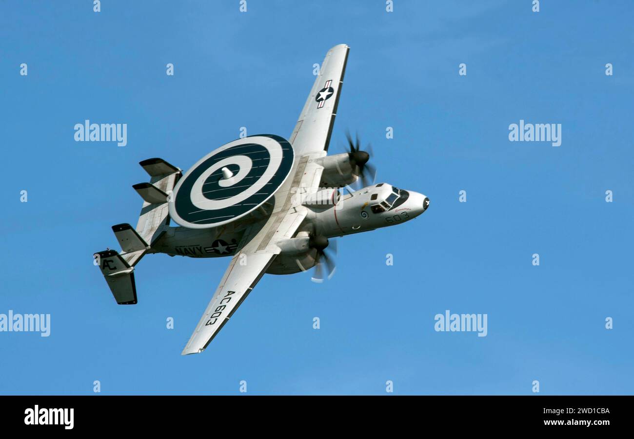 Un E2-C Hawkeye preallarme e attacco. Foto Stock