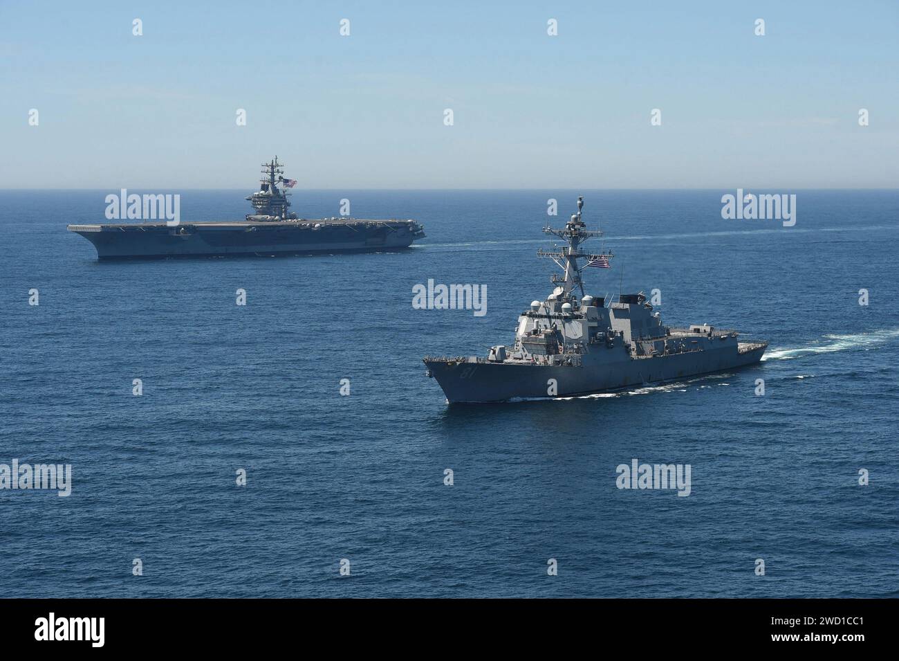 La USS Dwight D. Eisenhower e la USS Winston S. Churchill transitano nell'Oceano Atlantico. Foto Stock