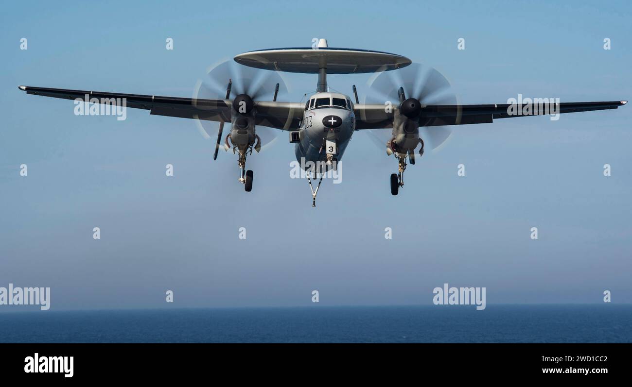 Un E2-C Hawkeye preallarme e attacco sorvolando l'Oceano Atlantico. Foto Stock