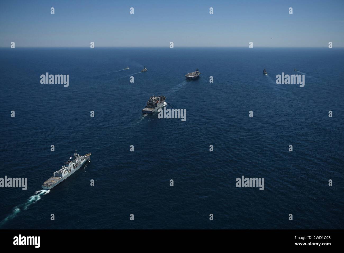 Una flotta di navi della Marina degli Stati Uniti e della Royal Canadian Navy transitano nell'Oceano Atlantico. Foto Stock