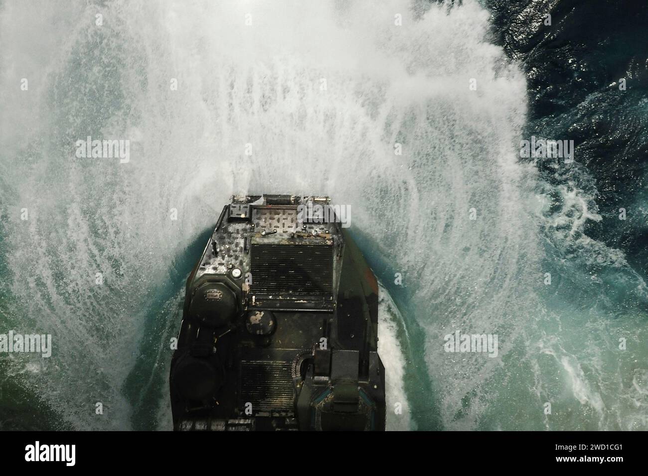 Un veicolo d'assalto anfibio parte dal ponte di una nave d'assalto anfibio. Foto Stock