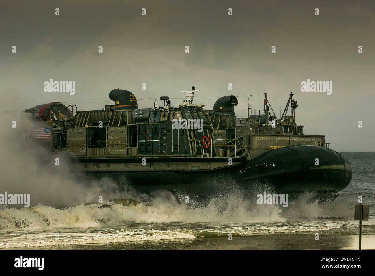 Un cuscino d'aria per imbarcazioni da atterraggio si prepara a sbarcare a Onslow Beach, North Carolina. Foto Stock