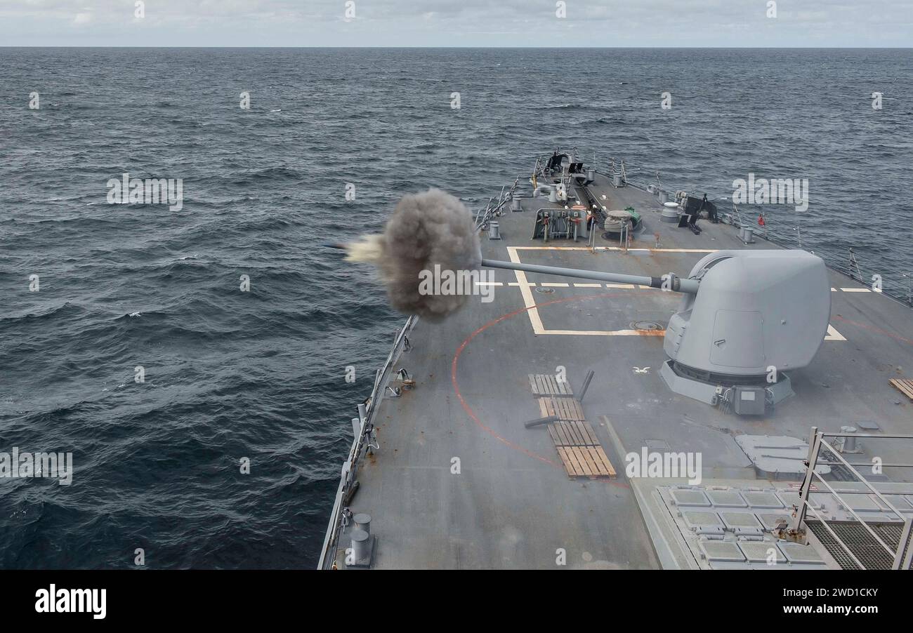 Il cacciatorpediniere USS Ross lancia il suo cannone Mark 45 da 5 pollici. Foto Stock