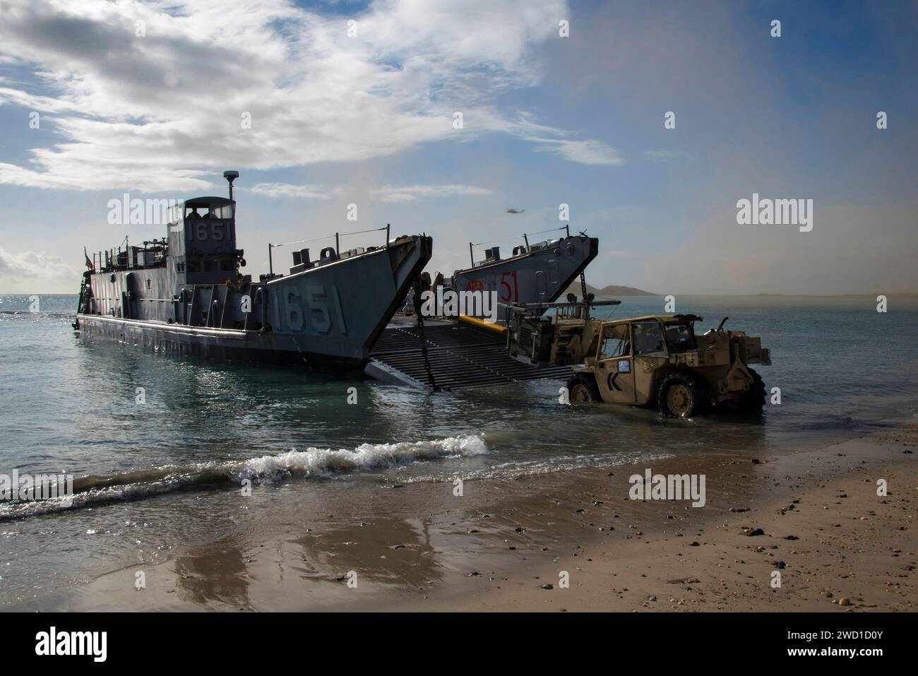 L'attrezzatura viene scaricata da una nave da sbarco, Townshend Island, Australia. Foto Stock