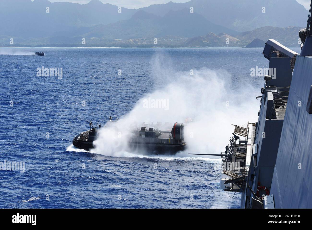 Un cuscino d'aria per imbarcazioni da atterraggio parte dal ponte della USS San Diego. Foto Stock