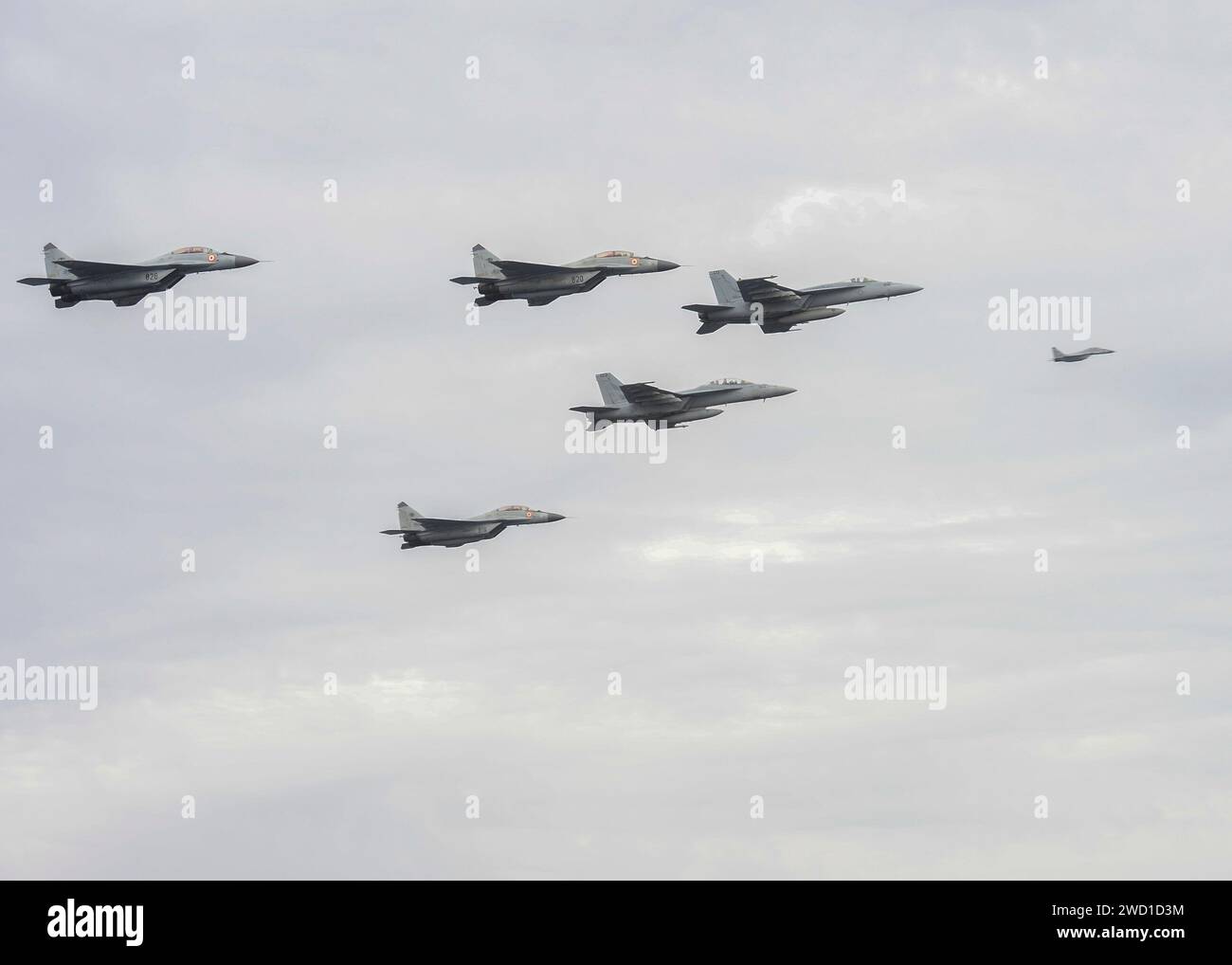 MIG-29K Fulcrums della Marina indiana sorvolano la portaerei USS Nimitz. Foto Stock
