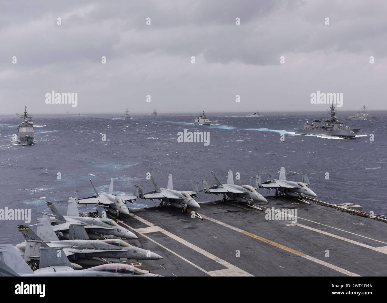 Navi della Marina indiana, della forza di autodifesa marittima giapponese e della Marina degli Stati Uniti salpano in formazione. Foto Stock
