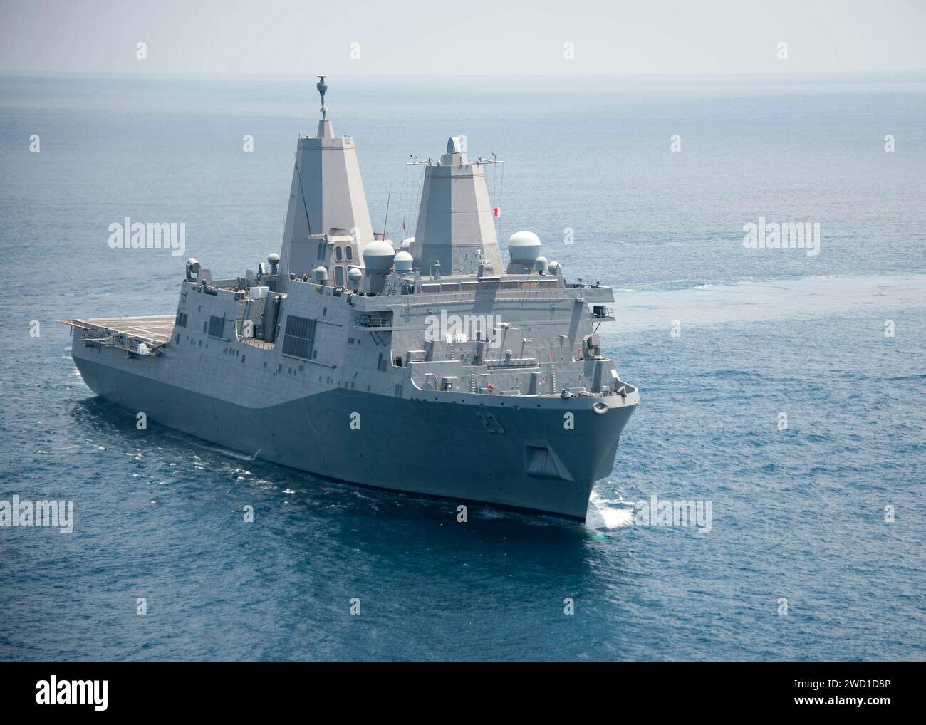 La nave da trasporto anfibio USS Anchorage transita nell'Oceano Pacifico. Foto Stock