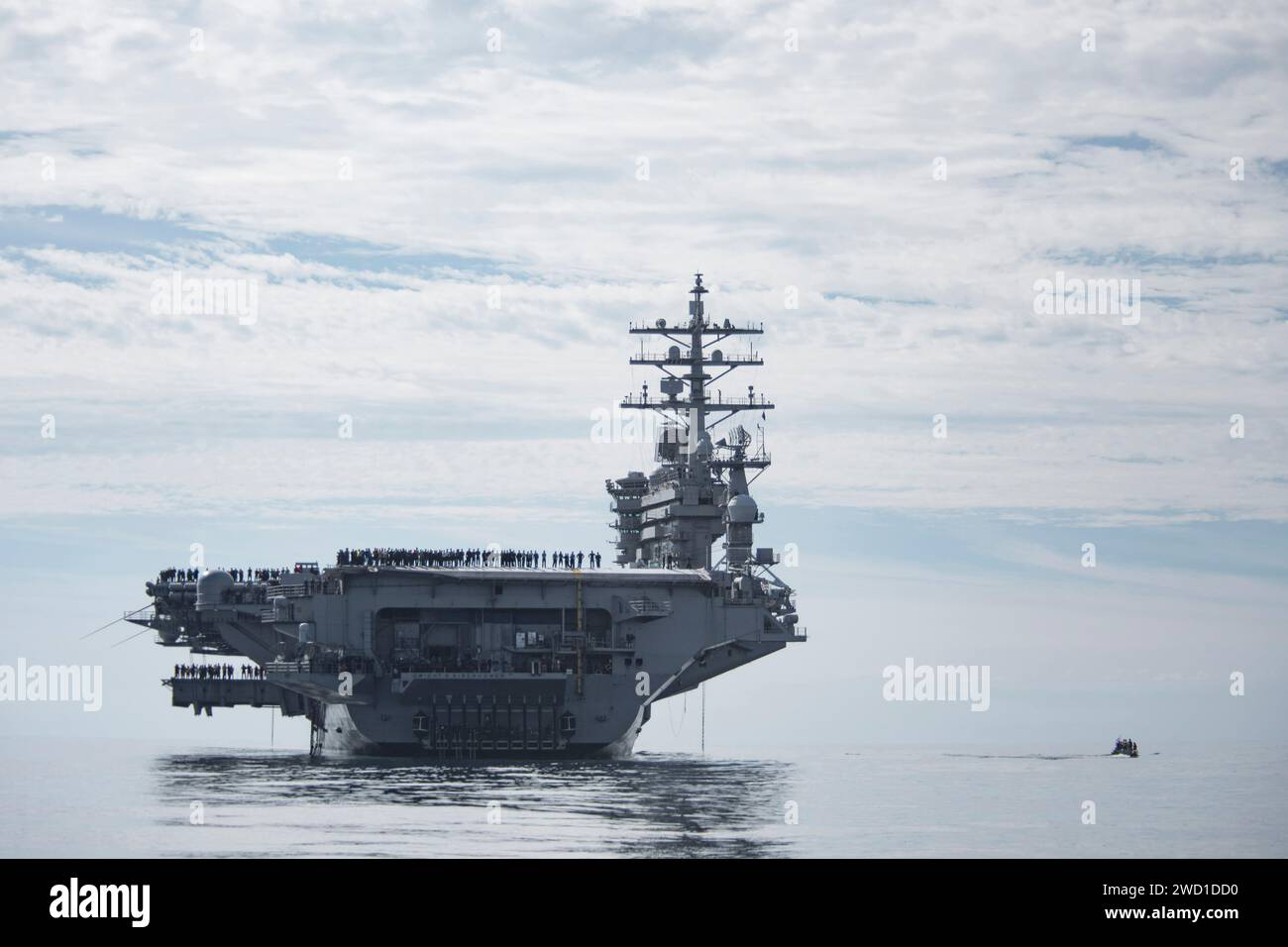 La USS Dwight D. Eisenhower conduce una chiamata di nuoto nell'Oceano Atlantico. Foto Stock