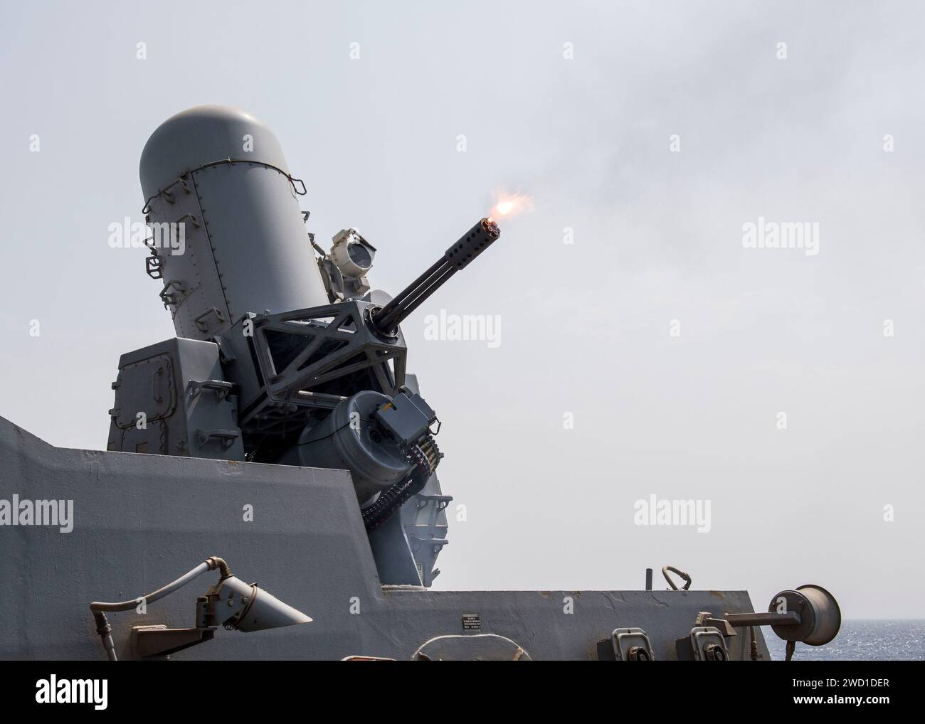 Il cacciatorpediniere guidato USS Pinckney lancia il suo sistema di armi ravvicinate Phalanx Foto Stock