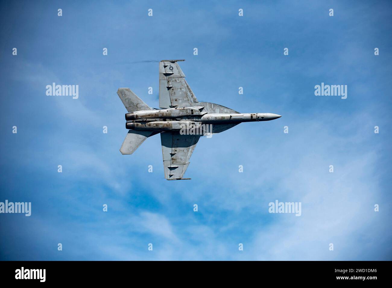Un F/A-18E Super Hornet esegue le manovre durante una dimostrazione di potenza aerea. Foto Stock