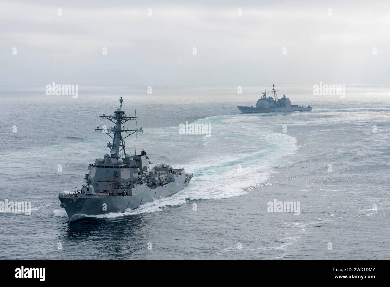 La USS Halsey e la USS Bunker Hill transitano nell'Oceano Pacifico. Foto Stock