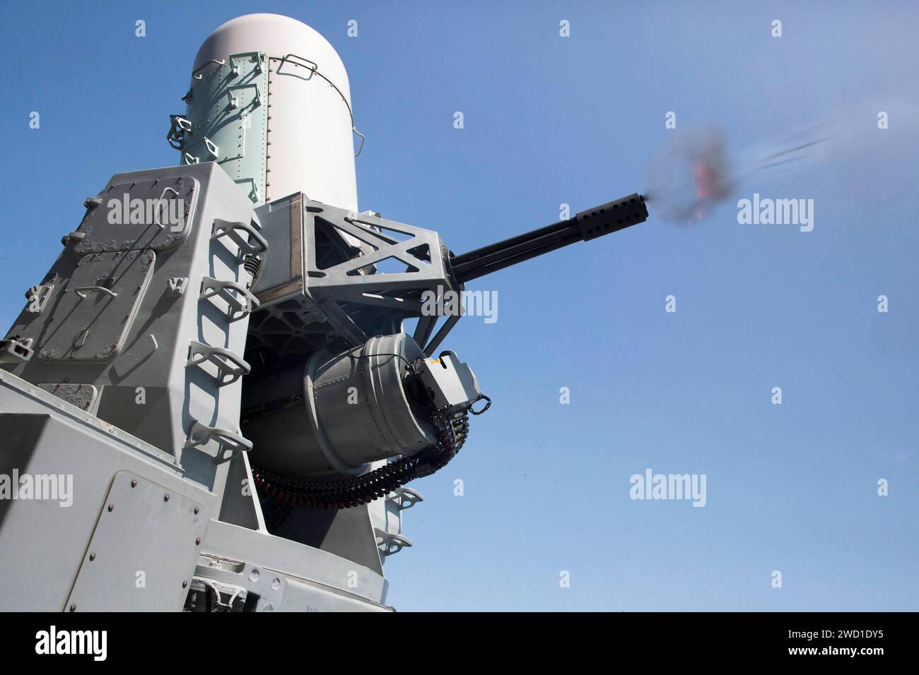 Un sistema di armi ravvicinato si attiva a bordo della nave d'assalto anfibia USS Kearsarge. Foto Stock