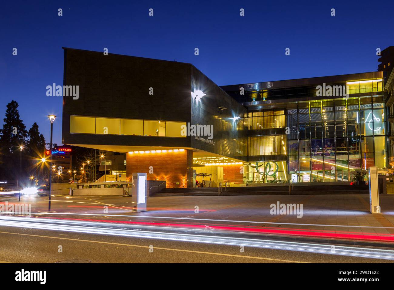 Lugano, Svizzera - 14 gennaio. 2022: Esterno dell'architettura moderna del centro culturale LAC (Lugano Arte e Cultura) all'ora blu in italiano Foto Stock