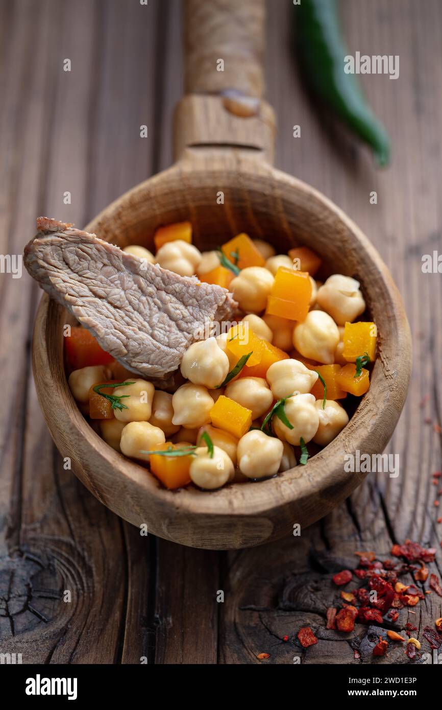 Cucina dell'Asia centrale zuppa di Nohatshurak con piselli, verdure, spezie e carne. Concetto di cucina uzbeka e dell'Asia centrale Foto Stock