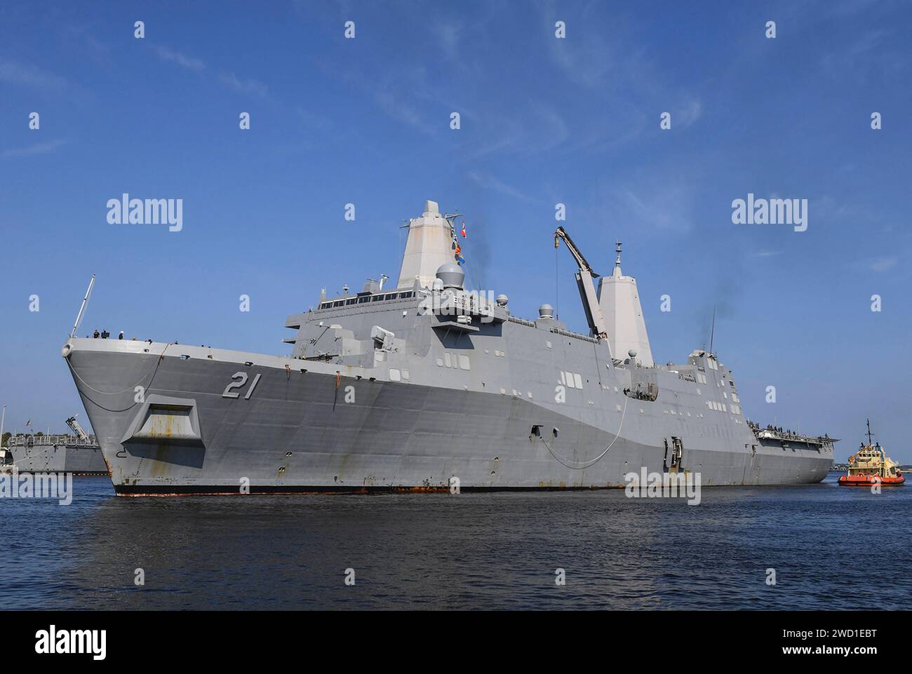 La nave anfibia USS New York torna a homeport presso la Naval Station Mayport, Florida. Foto Stock