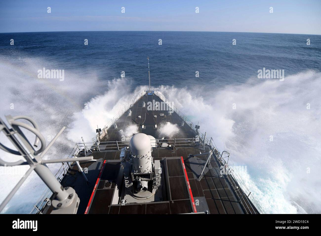 La nave da sbarco anfibio USS Carter Hall transita nell'Oceano Atlantico. Foto Stock