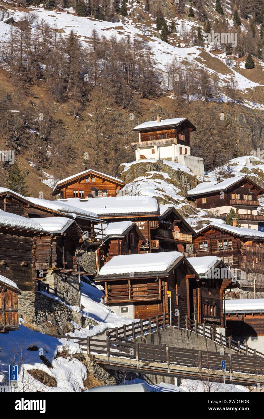 Blatten, Svizzera - 19 gennaio. 2022: Villaggio Chalet nel villaggio Loetschental. La città è ben nota per i gruppi di legno tradizionale Foto Stock