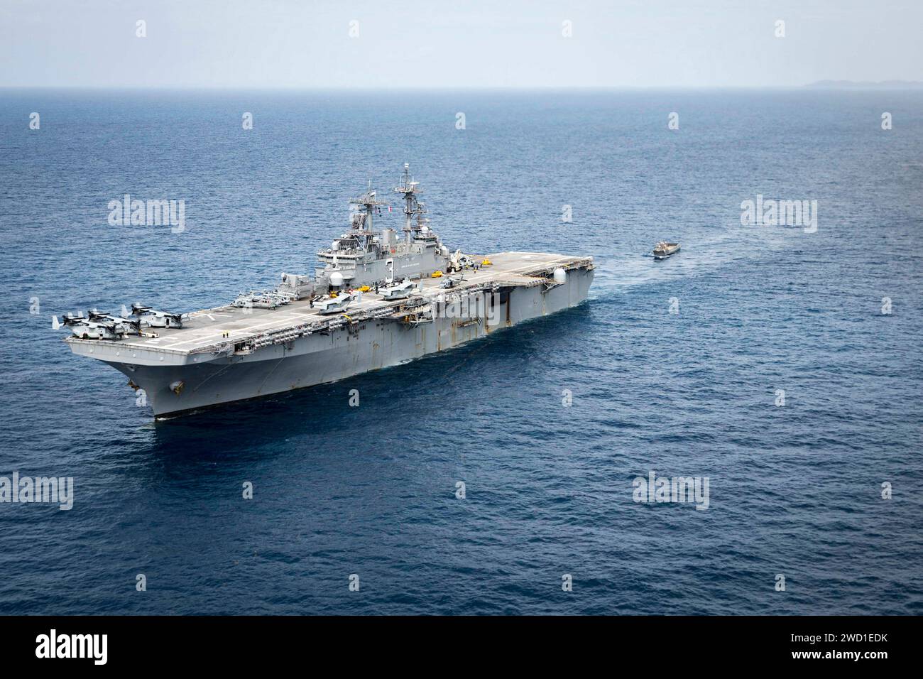 Un'utilitaria da sbarco entra nel ponte della nave d'assalto anfibio USS Kearsarge. Foto Stock